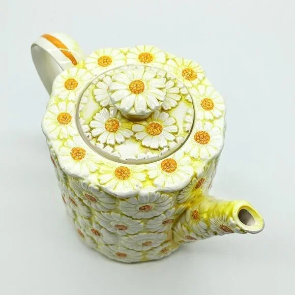 Brinn's Daisy Ceramic Vintage Tea Pot - Picture 5 of 9